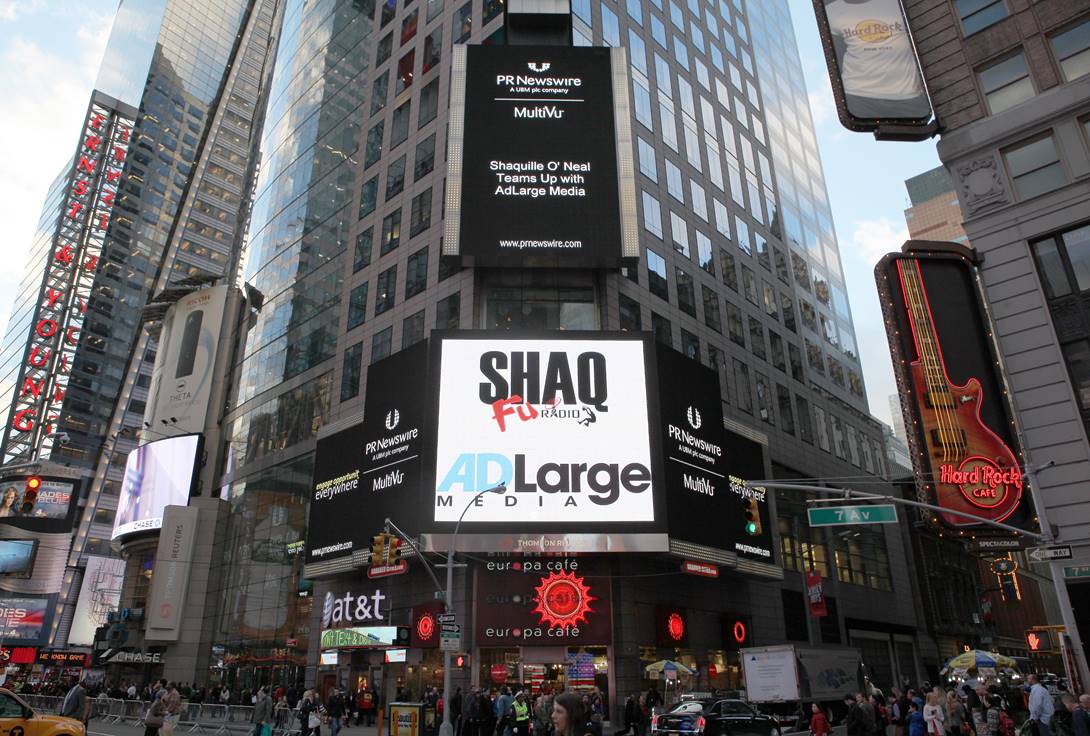 Just wanted to share this with you all. As an artist I also do logos, which are in fact modern #heraldry. So although this doesn't strictly belong here, it's the biggest and most famous piece of work I've done to date. It is a logo I designed for #shaqfuradio and here it sits in Times Square :)